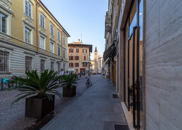 Falcon House - Nel Cuore Di פארמה