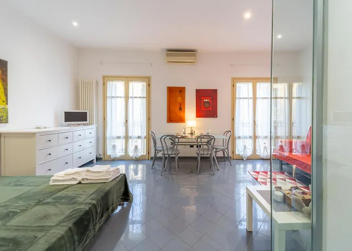 Falcon House - Nel Cuore Di דירה פארמה