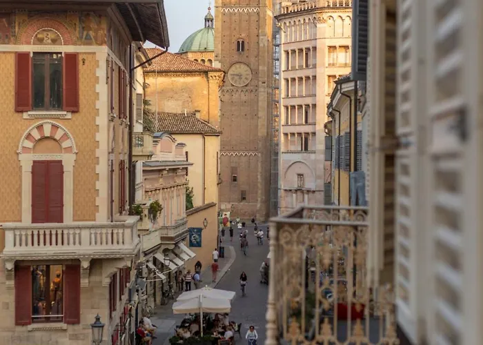 Falcon House - Nel Cuore Di דירה פארמה